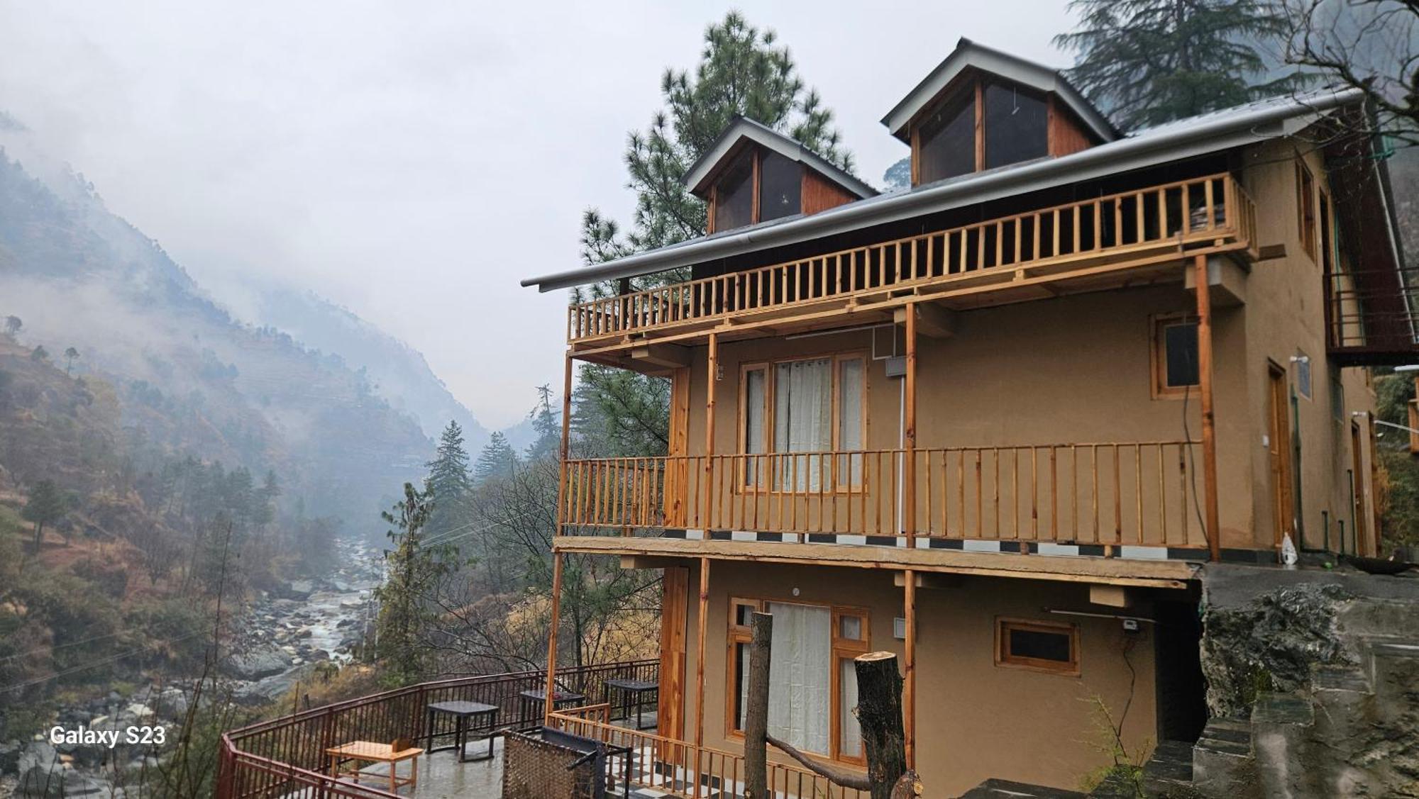 The Fiza Retreat Tirthan Banjār Extérieur photo