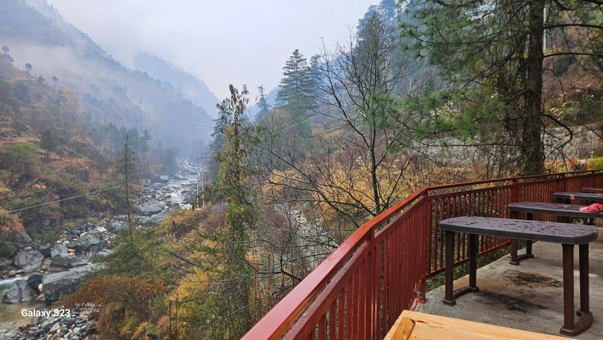 The Fiza Retreat Tirthan Banjār Extérieur photo