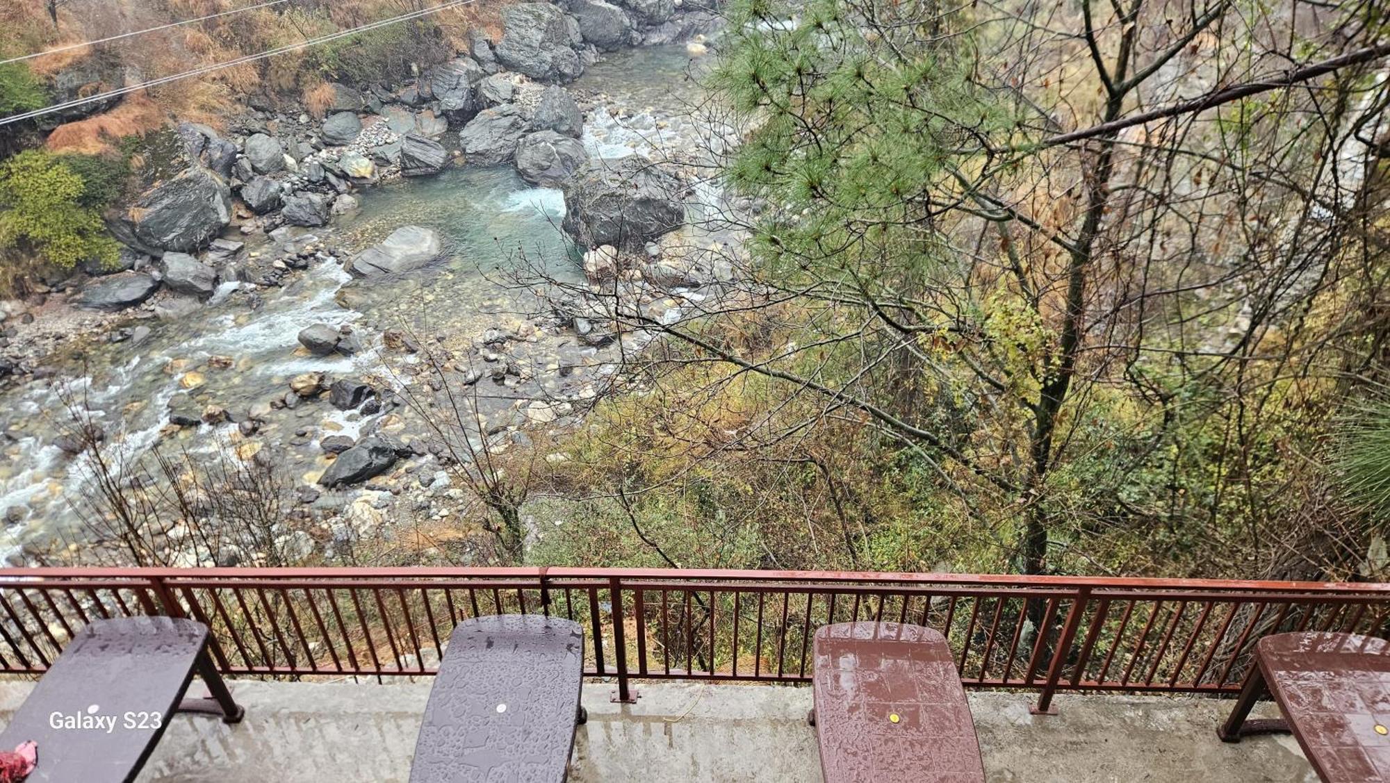 The Fiza Retreat Tirthan Banjār Extérieur photo