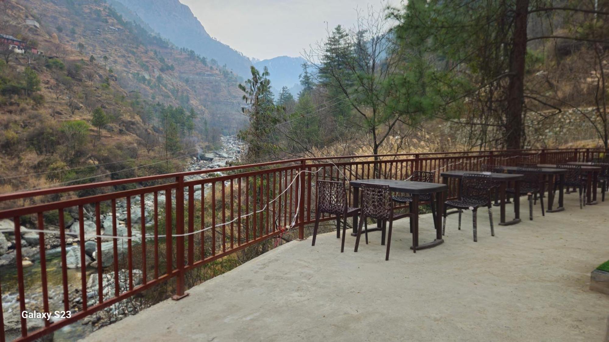 The Fiza Retreat Tirthan Banjār Extérieur photo