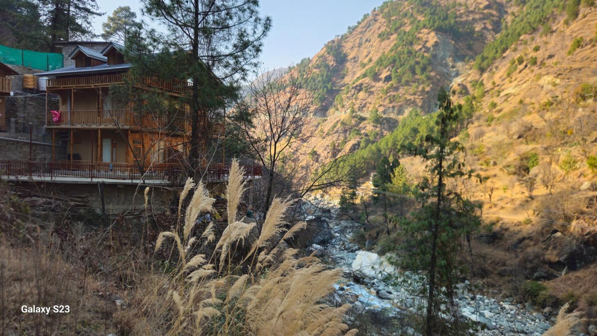 The Fiza Retreat Tirthan Banjār Extérieur photo